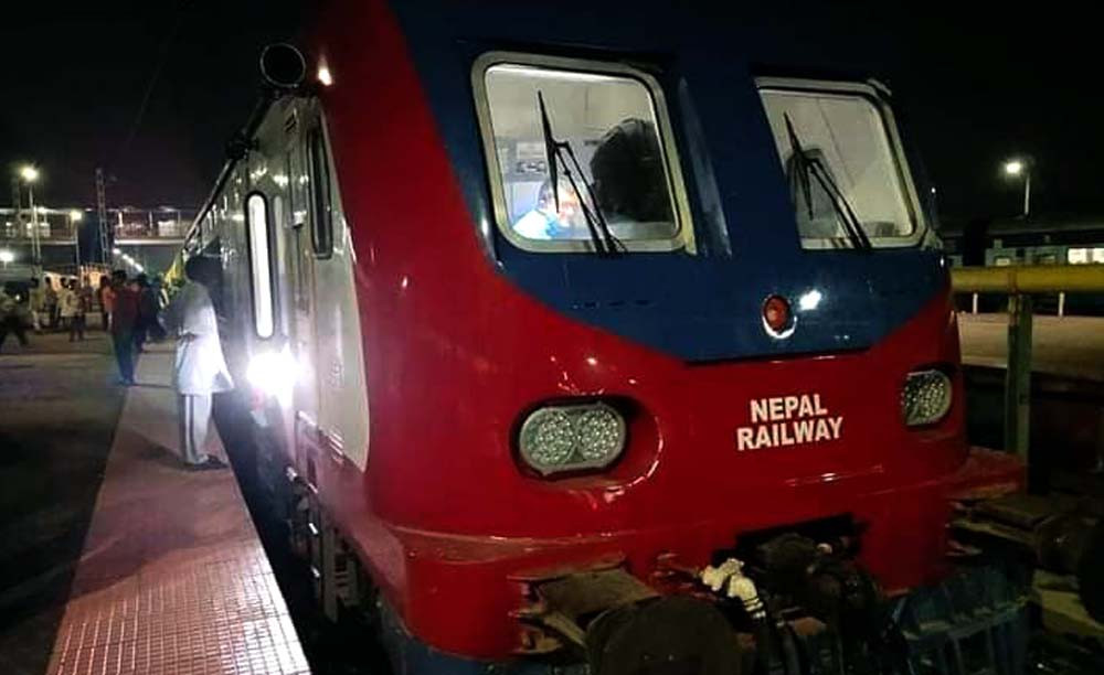 प्रधानमन्त्री ओलीले वाचा पुरा गरे : शुक्रबार दुई सेट नेपाली रेल आउँदै