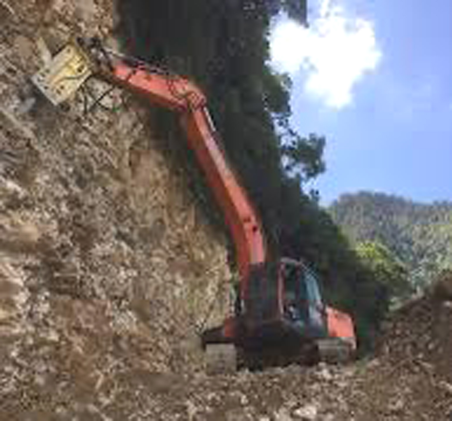 सरकार परिवर्तनसँगै चन्द्रागिरिमा ढुंगा, गिट्टी र ग्राभेलका चोरी पैठारी बढ्यो ?